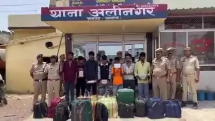 मुगलसराय: कुचमन रेलवे स्टेशन के समीप ट्रेन में शराब तस्करी का भंडाफोड़, 7 गिरफ्तार, अवैध शराब बरामद, चेन पुलिंग कर करते थे तस्करी