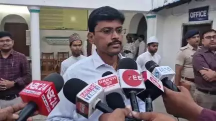 8 जून को मनेर शरीफ में आयोजित "सूफी महोत्सव" के संबंध में मीडिया से बात करते हुए पटना के जिला मजिस्ट्रेट। भीड़ प्रबंधन, यातायात प्रवाह और कानून व्यवस्था बनाए रखने के संबंध में सभी प्रशासनिक व्यवस्थाएं मानदंडों के अनुसार की जाएंगी।