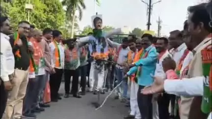 जळगाव: मंत्री गिरीश महाजन यांच्यावर बेताल वक्तव्य केल्याच्या निषेधार्थ कोर्ट चौकात संजय राऊत यांच्या पुतळ्याचे दहन