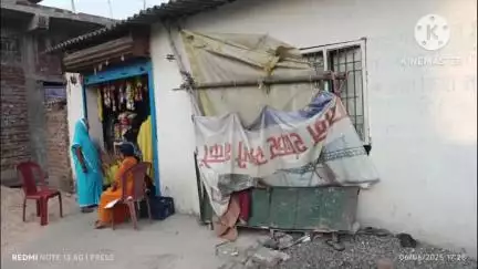 चैनपुर: चैनपुर थाना क्षेत्र के शाहपुर गढ़वा मुख्य पथ पर बीती रात अनियंत्रित ट्रैक्टर घर में घुसा