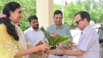 सीकर: नगर परिषद सभागार में जयपुर संभाग के डिप्टी डायरेक्टर ने नगर परिषद के अधिकारियों और कर्मचारियों की बैठक ली