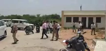 દાહોદ: RTO ચેકપોસ્ટના રેઢા પડેલા કેબિનમાં મહિલાની ગળું કાપી હત્યા મોરવાની મૂળ રહેવાસી મહિલાના લગ્ન ઝાલોદના ગામડીમાં થયા હતા