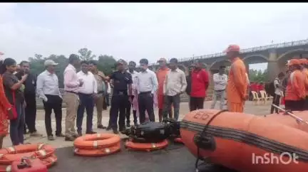 मिरज: संभाव्य पूर परिस्थिती हाताळण्यासाठी प्रशासन सज्ज NDRF आणि अग्निशमन दलाची सांगली कृष्णा नदीत प्रात्यक्षिके