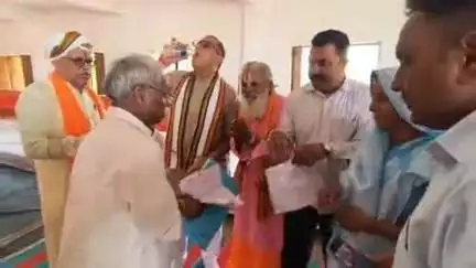 झौथरी: कैबिनेट मंत्री बाबूलाल खराड़ी को बेडसा में बांसिया सरपंच और विद्यालय सहायक संघ ने सौंपा ज्ञापन