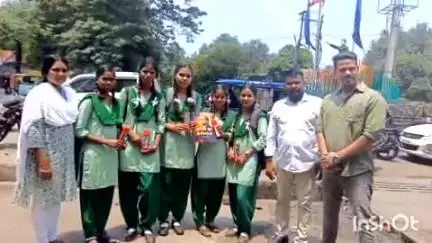 रामगढ़: झारखंड लोकतांत्रिक क्रांतिकारी मोर्चा ने कस्तूरबा के जिला टॉपरों को किया सम्मानित