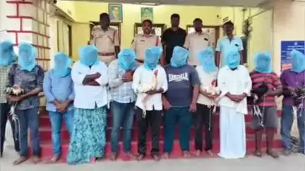 కమలాపురం: కమలాపురం :11 మంది కోడి పందెం రాయుళ్ల అరెస్ట్.... కోళ్లు, నగదు స్వాధీనం