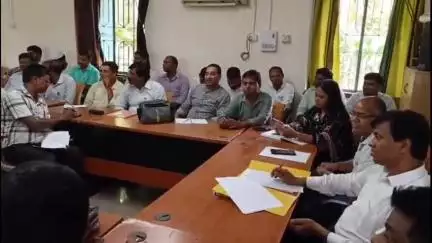 दुमका: खूंटाबांध स्थित जिला शिक्षा परियोजना कार्यालय में जिला शिक्षा पदाधिकारी भूतनाथ राजवार की अध्यक्षता में बैठक हुई