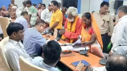 समस्तीपुर: समाहरणालय में जिलाधिकारी के जनता दरबार में फरियाद लेकर पहुंचे दर्जनों लोग