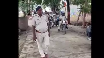 उचकागांव: उचकागांव थाना क्षेत्र में बकरीद पर्व को लेकर पुलिस पदाधिकारियों के नेतृत्व में निकाला गया फ्लैग मार्च