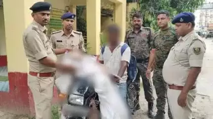 कटिहार जिला के नगर थानान्तर्गत मेसो कंपनी का कोरियर लड़का एक मोटरसाइकिल के साथ कुल-35  लीटर देशी शराब किया गया गिरफ्तार I