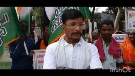 सुपौल: युवा कांग्रेस सुपौल द्वारा कलेक्ट्रेट गेट के सामने विरोध प्रदर्शन, डीएम को सौंपा ज्ञापन