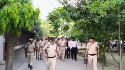 सहारनपुर: जयपुर जेल से सहारनपुर लाए गए कुख्यात अपराधी सादर खान की बुलेटप्रूफ जैकेट में हुई पेशी, कचहरी बनी छावनी