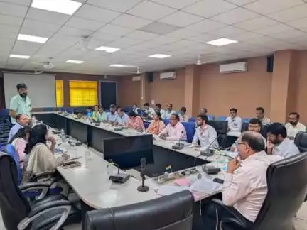 अलीराजपुर: जिला कलेक्ट्रेट में कलेक्टर बेडेकर की अध्यक्षता में शालाओं के निर्माण व मरम्मत कार्यों की बैठक आयोजित हुई