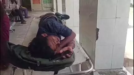 लोहरदगा: बोदा स्टेशन पर चलती ट्रेन की सीढ़ी से गिरा युवक, अस्पताल में भर्ती