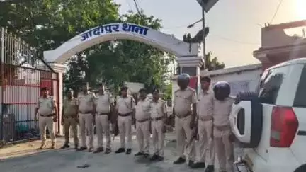 गोपालगंज: जादोपुर थाने की पुलिस ने बकरीद पर्व को लेकर थाना क्षेत्र में निकाला फ्लैग मार्च, थाना अध्यक्ष भी थे मौजूद