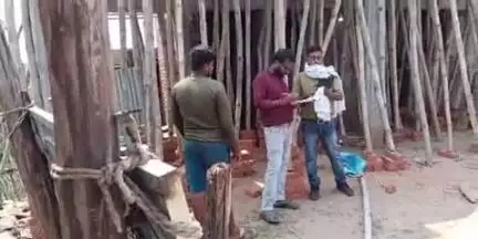 चिनिया: बिजली विभाग की बड़ी कार्रवाई: खुरी गांव में पांच लोग अवैध बिजली चोरी करते पकड़े गए, मामला दर्ज