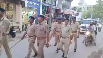 બોડેલી: પોલીસ દ્વારા નગરના વિવિધ માર્ગો પર ઈદ ના તહેવાર નિમિતે પેટ્રોલિંગ  કરવામાં આવ્યું હતું.