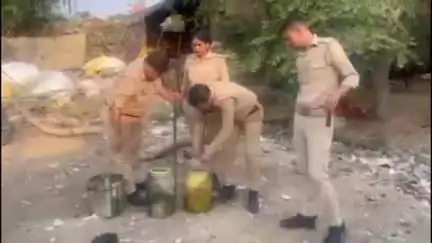 फर्रुखाबाद: संदिग्ध ग्राम लकूला में आबकारी टीम ने दी दविश, करीब 50 लीटर लहन किया नष्ट और 18 लीटर अवैध कच्ची शराब की बरामद