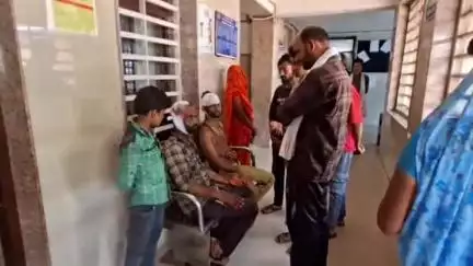 दमोह: चरयाई बाजार में चाय गिरने पर दो पक्षों में विवाद, लाठी-डंडे चले, घायल अस्पताल में भर्ती