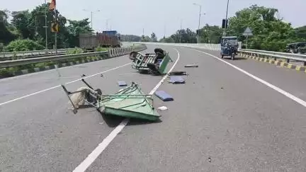 কৃষ্ণনগর ১: কোতোয়ালি থানার অন্তর্গত জোড়াকুঠি এলাকায় জাতীয় সড়কে টুকটুকি ও পুলিশের গাড়ির সংঘর্ষে আশঙ্কাজনক টুকটুকিচালক আহত দুজন
