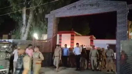 गाज़ीपुर: बकरीद के त्यौहार को ध्यान में रखते हुए, डीएम और एसपी ने यूने शहर के विभिन्न इलाकों में किया पैदल रूट मार्च