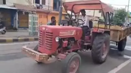 झांसी: नगर निगम का गंदगी साफ करने वाला ट्रैक्टर फैला रहा रोड पर गंदगी, वीडियो हुआ वायरल, किसान बाजार रोड का बताया जा रहा है
