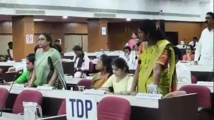 భీమిలి: జోనల్ కార్యాలయం తరలింపునకు తాము ఆమోదం తెలపబోమని కౌన్సిల్ సమావేశంలో 7వ వార్డు కార్పొరేటర్ పిళ్ళా మంగమ్మ వెల్లడి