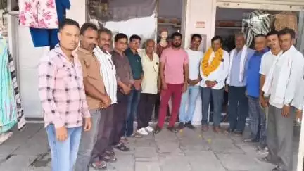 अकलेरा: असनावर में नवनियुक्त कांग्रेस मंडल अध्यक्ष का कांग्रेस कार्यकर्ताओं ने फूल माला पहनाकर और मुंह मीठा करवाकर किया स्वागत
