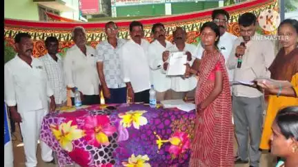 కూసుమంచి: నేలకొండపల్లిలో ఇందిరమ్మ ఇళ్ల పత్రాలను అందజేసిన మార్కెట్ కమిటీ ఛైర్మన్ వెన్నపూసల సీతారాములు