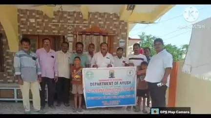 మధిర: మధిర పట్టణంలో ప్రభుత్వ ఆయుర్వేదిక్ వైద్యశాల ఆధ్వర్యంలో యోగ పై అవగాహన