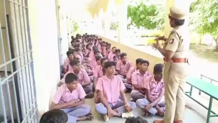 பொன்னேரி: அரசு ஆண்கள் மேல்நிலைப் பள்ளி மாணவர்களுக்கு போதை ஒழிப்பு, தொடர்பாக ரயில்வே போலீசார் விழிப்புணர்வு