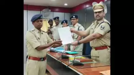 पचरुखी: सिवान एसपी ने सहायक अवर निरीक्षक को प्रशस्ति पत्र देकर किया सम्मानित
