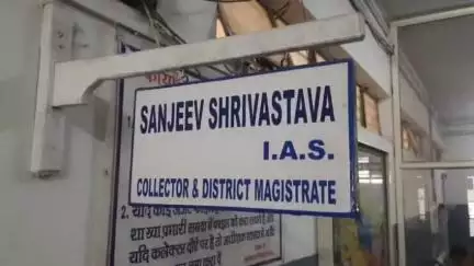 भिंड: कलेक्टर ने नगर पालिका अधिकारी को कलेक्टर कार्यालय में दिए निर्देश