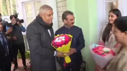 शिमला शहरी: उप-राष्ट्रपति ने मुख्यमंत्री सुखविंदर सिंह सुक्खू से ओक ओवर, शिमला में भेंट की