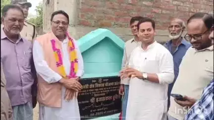 किशनगंज: कांग्रेस विधायक ने आमल झाड़ी बस्ती में पीसीसी सड़क का फीता काटकर किया उद्घाटन