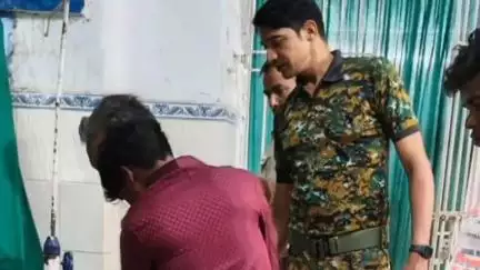 मानपुर: बुनियादगंज पुल पर सड़क दुर्घटना में घायल व्यक्ति को डायल 112 पुलिस ने पहुंचाया अस्पताल