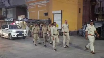 रतलाम: त्योहारों के मद्देनज़र कालिका माता मंदिर से पुलिस का फ्लैग मार्च, नगर निगम पर समाप्त