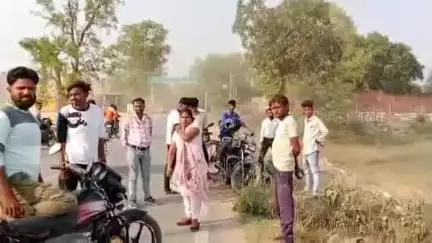 सीतापुर: शांति नगर कॉलोनी के पास तेज रफ्तार डाला ने एक मोटरसाइकिल को मारी जोरदार टक्कर, पति-पत्नी दोनों घायल