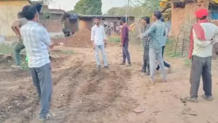 पवई: ग्राम पंचायत मुराक्ष के उमरिया ग्राम में नाली बनाने के लिए हटाया गया अतिक्रमण