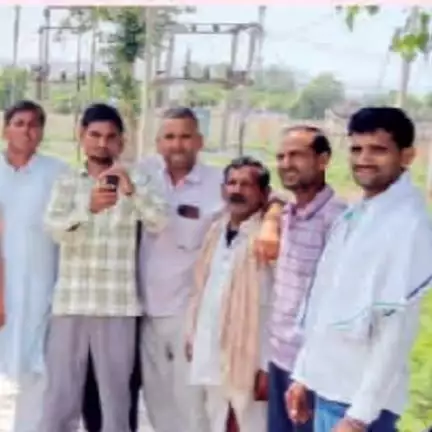 राजगढ़: ग्राम पंचायत मुख्यालय पृथ्वीपुरा पर बिजली विभाग के कर्मचारियों की शराब पार्टी के खिलाफ ग्रामीणों ने किया प्रदर्शन