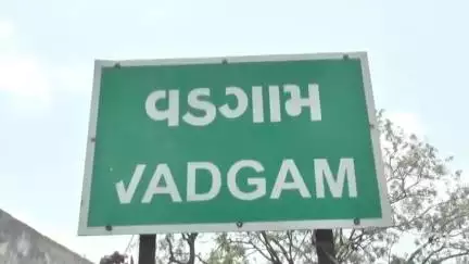 વડગામ: વડગામમાં ચૌધરી વાસમાં ધોળા દિવસે ચોરી કરવા આવેલા શખ્સો પોતાનો ચોરી કરવાનો સામાન મૂકી ફરાર થઈ ગયા પોલીસે વધુ તપાસ હાથ ધરી