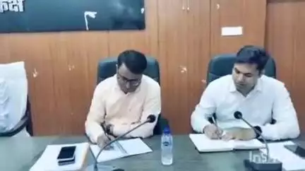 गोपालगंज: समाहरणालय परिसर में डीएम ने विधानसभा निर्वाचन की तैयारियों की समीक्षा बैठक की, कई दिशा निर्देश दिए