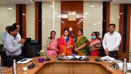 కరీంనగర్: "శుక్రవారం సభ" భేష్ అని కరీంనగర్ కలెక్టర్ పమేలా సత్పతిని అభినందించిన రాష్ట్ర మంత్రి సీతక్క