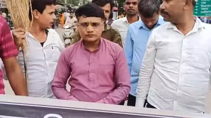 आम आदमी पार्टी जमुई जिला अध्यक्ष राजकुमार के नेतृत्व में मुजफ्फरपुर के कुढ़नी में 10 वर्षीय बच्ची के साथ बलात्कार के विरोध में आक्रोश मार्च निकाला गया और कचहरी चौक पर नीतीश कुमार का पुतला दहन किया गया एवं डबल इंजन की सरकार पूरी तरह फैल हे
