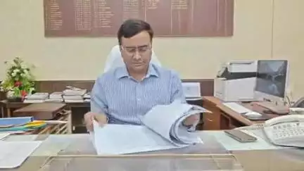 झांसी: झाँसी मंडल के ग्वालियर-भिंड रेलखंड पर चलाया गया टिकट जांच अभियान, 6 यात्रियों से ₹17155 राजस्व वसूल किया गया