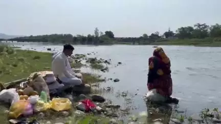 प्रतापनगर में निर्जला एकादशी पर महिलाओं ने पितरों के निमित्त जल अर्पित किया, पंडितों ने करवाई पूजा अर्चना