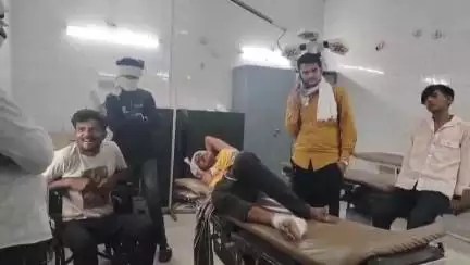 महोबा: करहरा गांव में क्लूजर वाहन की टक्कर से बाइक सवार घायल, जिला अस्पताल में उपचार जारी