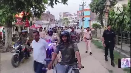 बक्सर: बकरीद पर्व पर सौहार्द के लिए डीएम और एसपी के नेतृत्व में नगर में निकला फ्लैग मार्च, शांति का दिया संदेश