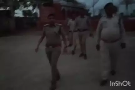 पोहरी: पोहरी थाना प्रभारी रजनी सिंह चौहान और पुलिस बल ने ईद के त्योहार को लेकर नगर में निकाला फ्लैग मार्च