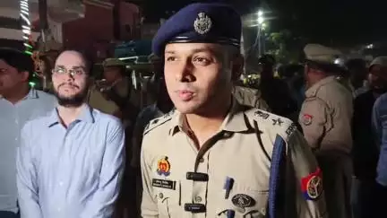 ज्ञानपुर: ईद-उल-अजहा की पूर्व संध्या पर भदोही पुलिस ने किया फ्लैग मार्च, एसपी ने दिया कड़ा संदेश